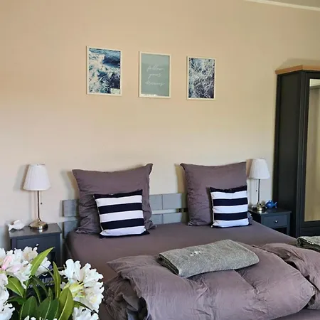 Am Kuestenkanal In Edewecht - Terrassenzimmer No 8 - Separater Eingang - Eigenes Bad - Grosser Parkplatz